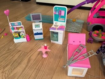 Barbie - karavan, lékárna, šatník + doplňky. - 10