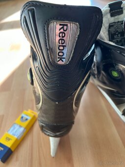 Hokejové brusle reebok us 10,5 + šnúrky howies - 10