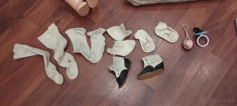 Stará panenka, medvěd (bručí), kočárek pro panenky + oblečky - 10