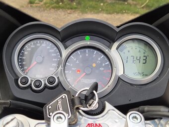 Triumph Sprint ST 1050 - 10