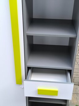 Prodám knihovnu (skříň ) Giro - 10