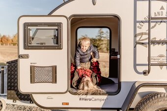 Camper se střešním stanem, svoboda na kolech - 10