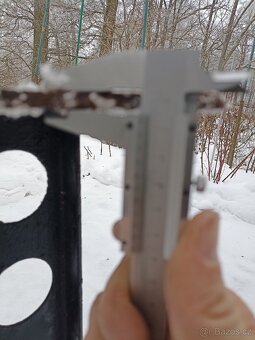 13 ks masivní kovové sloupky - 10