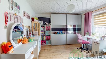 Prodej rodinného domu se zahradou + garáží a stavební parcel - 10