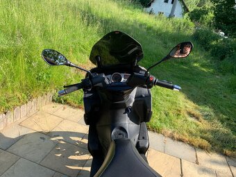 Aprilia SR MAX 300 - 10