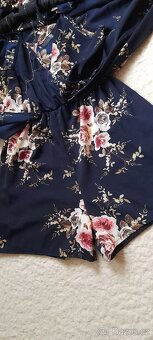 Květovaný krátký overal s vlečkou - 10