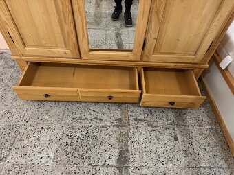2x krásné dřevěné šatní skříňě z masivu se zrcadl. - 10