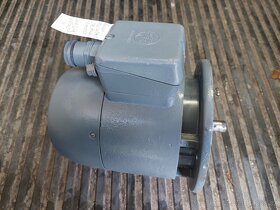 Prodám třífázový přírubový motor 0,37kW, 2780ot. 380/220V. - 10
