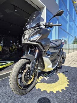 Aprilia SR GT 200 - 10