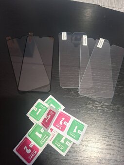 Mobilní telefon Samsung A40 s příslušenstvím - 10