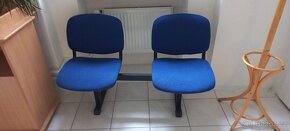 Prodáme polstrované čekárenské modré lavice - 10