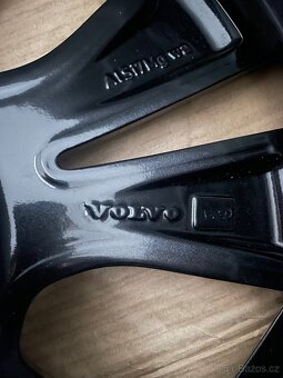 Original zimní Volvo XC60 r18 + 235/60/18 90% - 10