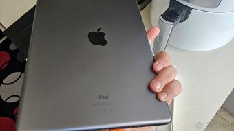Apple iPad 2020 wifi 10.2 sivý 32GB - top stav - 10