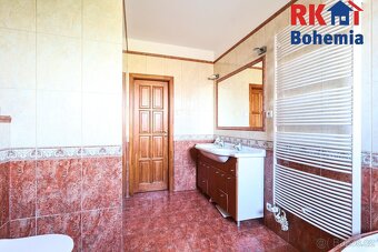 Nabízím Vám k prodeji rodinný dům 7+1 s garáží v Úvalech u P - 10