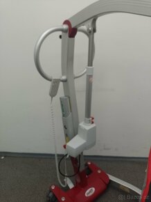 ELEKTRICKÝ mobilní zvedák pacientů, nosnost 150 kg - 10