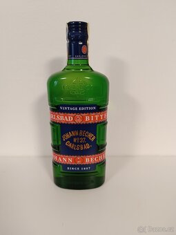 Whisky a další láhve s alkoholem - 10