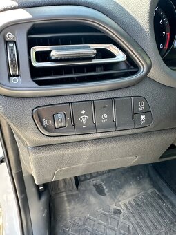Hyundai i30 combi 1.5 DPi NOVÝ - 10