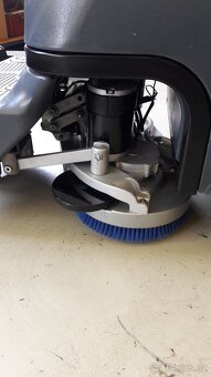 Podlahový mycí stroj Nilfisk BR 652 se sedící obsluhou - 10