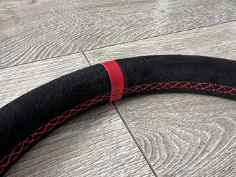 Nový černý tříramenný sportovní volant ( 350mm ) červená nit - 10