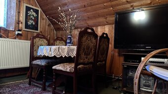 ZLEVNĚNO Zachovalá retro pohovka + stůl s židlemi na míru - 10