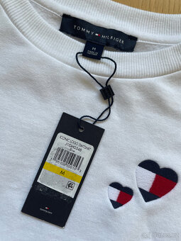 Bílá jednoduchá mikina s logovanými srdíčky Tommy Hilfiger - 10