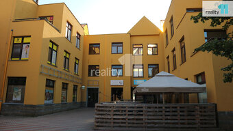 nájem prodejny 100 m2 v přízemí obchodního domu Špalíček v O - 10