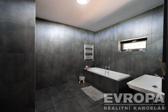 Novostavba 6+kk 230 m² s Chytrou Domácností a Energetickou S - 10