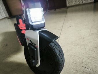 Elektrická koloběžka APRILIA eSR1 - 10