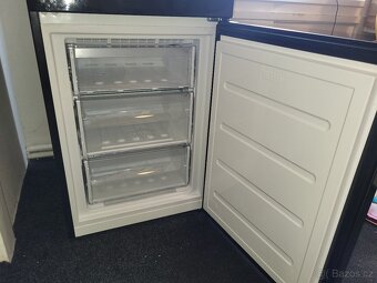 Prodám ledničku Indesit- černá - 10