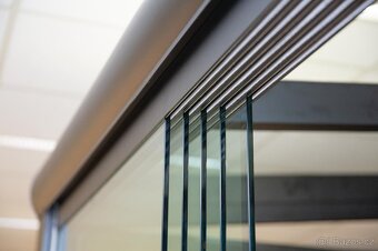 Prodám moderní bezrámové posuvné zasklení - 10