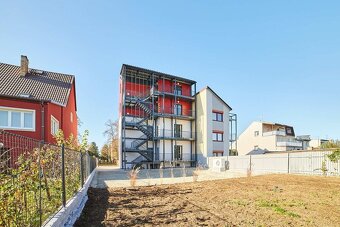 Moderní byt 1+kk s balkonem, parkovacím stáním a zahradou, l - 10