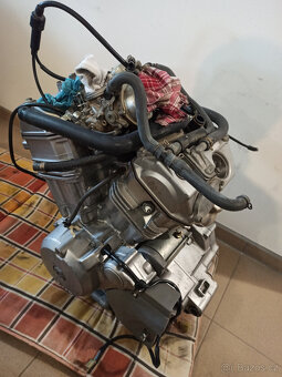 Motor kompletní Honda Transalp 650 R.V.2002 - 10