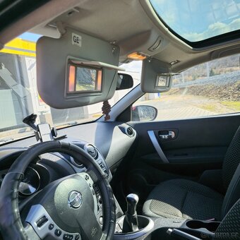 Nissan Qashqai 1.6i 84Kw PANOR./TAŽNÉ/BEZKLÍČ. - 10