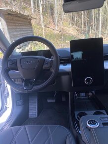 Mustang Mach-e perleťově bílý, příplatková barva, 6.000km - 10