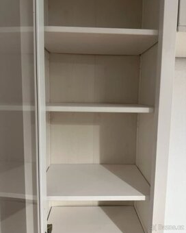 HEMNES VITRÍNA A KNIHOVNA - 10