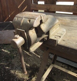 Starý dílenský ponk se svěrákem - 10