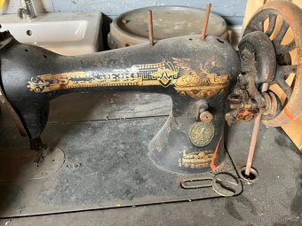 Starožitný šicí stroj - 10
