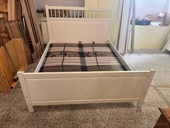 Hezká bílá postel-letiště IKEA HEMNES 160x200 - 10