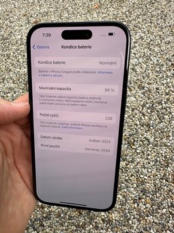 Iphone 15 - baterie 94% - 10