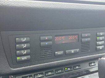 X5 is 4.6 V8 Estoril Blau - 10
