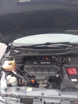 Mitsubishi Grandis - 10