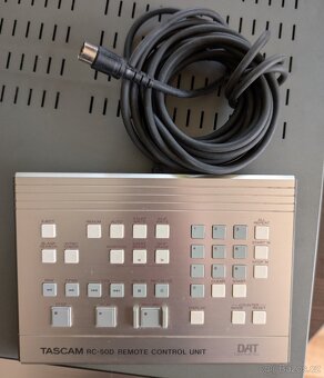 TASCAM DA-50 DAT + dálkový ovladač - plně funkční - 10