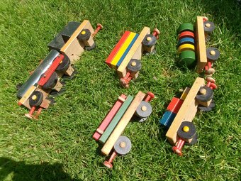 Prodám různé plechové a dřevěné hračky. Dřevěný červený trak - 10