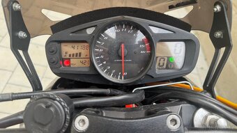 Suzuki GSR 600 - 10