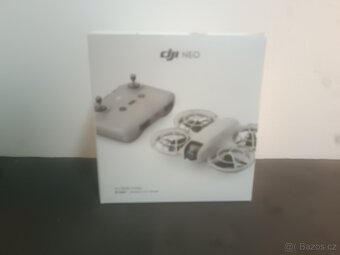 DJI NEO dron se 3 bateriemi a nabíjecí hub - 10