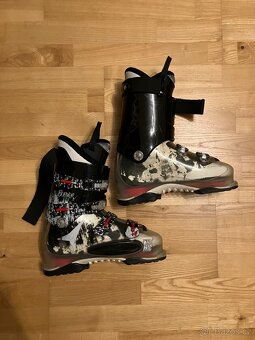 Lyžařský set - lyže, hůlky, boty. - 10