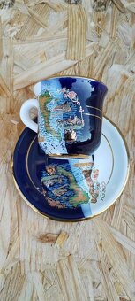 Různé hrnky a 2 skleněné frťany - 10