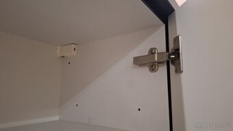 Moderní vybavená kuchyňská linka se spotřebiči - 10