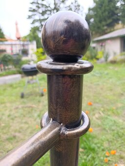 Kovová ručně zdobená manželská postel 180x200 - 10