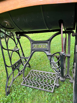 Robustní litinový šicí stroj Gritzner „V“ z roku 1920 - 10